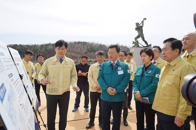 [서울=뉴시스] 박일준 K-water 안동권지사장이 지난달 16일 안동댐을 방문한 한화진 환경부장관에게 가뭄현황 및 대응상황 등을 브리핑하고 있다. (사진=K-water 안동권지사 제공) *재판매 및 DB 금지 *재판매 및 DB 금지