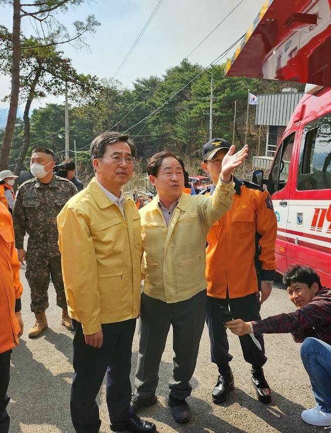 와부읍 산불 발생 현장을 찾은 김동연 경기도지사와 주광덕 남양주시장. (사진=남양주시 제공) *재판매 및 DB 금지