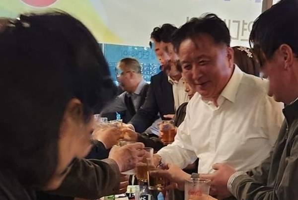 김영환 충북지사(오른쪽에서 두번째)가 지난달 30일 제천 산불 진화작업이 진행되던 시각 충주의 한 주점에서 간담회 참석자들과 환담하고 있다. 사회관계망서비스(SNS) 갈무리