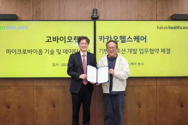 고광표(왼쪽) 고바이오랩 대표이사와 카카오헬스케어 황희 대표이사가 카카오헬스케어 본사에서 3월 28일 사진 촬영을 위해 포즈를 취하고 있다. 사진 제공=고바이오랩