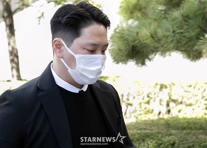 강제추행 혐의로 기소된 그룹 B.A.P 출신 힘찬(본명 김힘찬)이 24일 오후 서울 서초구 중앙지법에서 진행된 1심 선고 공판에 출석하고 있다.서울중앙지방법원 형사14단독(추성엽 부장판사)은 힘찬에 대한 1심 선고기일에서 징역 10개월과 40시간 성폭력 치료 프로그램 이수를 선고했다. /사진=김창현 기자 chmt@