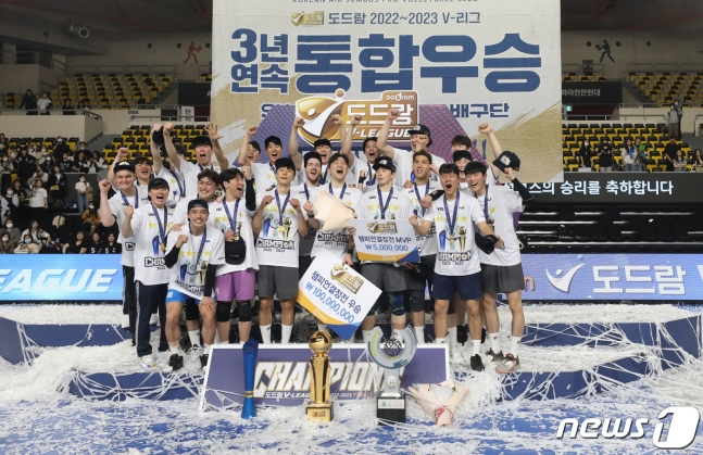 대한항공 선수들이 3일 천안 유관순체육관에서 열린 도드람 2022~2023 V-리그 남자부 챔피언 결정전 3차전에서 통합우승을 차지한 뒤 우승 세리머니를 하고 있다. /사진=뉴스1