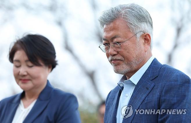 文 전 대통령 내외, 작곡가 윤이상 묘역 참배 (통영=연합뉴스) 김동민 기자 = 문재인 전 대통령과 김정숙 여사가 31일 오후 경남 통영시 통영국제음악당에 위치한 작곡가 윤이상 묘역을 찾아 참배하고 있다.
    문 전 대통령 내외는 이날 개막한 '2023 통영국제음악제' 관람을 위해 통영을 찾았다. 2023.3.31 image@yna.co.kr