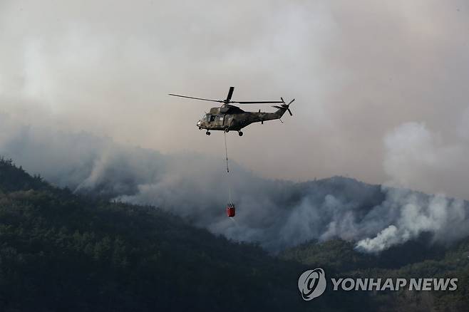 함평서 산불…진화 투입된 군 헬기 (함평=연합뉴스) 정회성 기자 = 3일 오후 전남 함평군 대동면 연암리 한 야산에서 불이 나 군 헬기가 진화에 투입되고 있다.
    산림 당국은 산불 2단계를 발령해 대응하고 있다. 2023.4.3 hs@yna.co.kr