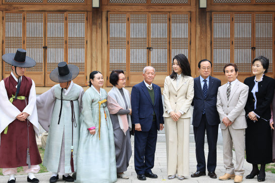 김건희 여사가 4일 청와대 상춘재에서 열린 국가무형문화재 전통공연·예술 분야 전승자 오찬에서 참석자들과 기념촬영을 하며 대화하고 있다.(사진=연합뉴스)