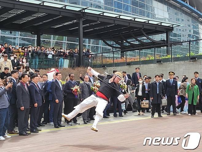 BIE 실사단과 박형준 부산 시장이 부산역 야외 광장에서 상모수 환영 공연을 관람하고 있다. ⓒ News1 손연우 기자