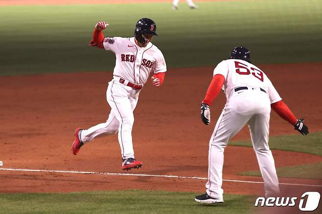 메이저리그 첫 홈런을 친 요시다 마사타카. ⓒ AFP=뉴스1