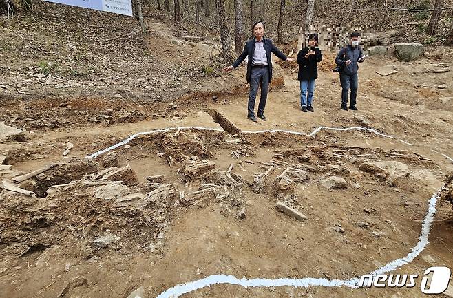 '진주 국민보도연맹 사건' 피해자 유해 발굴조사 중간보고회 현장설명회에서 발굴을 담당한 동방문화재연구원 이호형 원장이 발굴 과정을 설명하고 있다. 2023.4.4 뉴스1/한송학기자