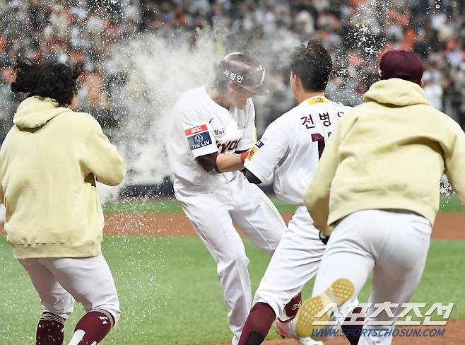 1일 고척 한화전. 히어로즈 이형종이 10회말 끝내기 안타를 터트렸다. 정재근 기자 cjg@sportschosun.com