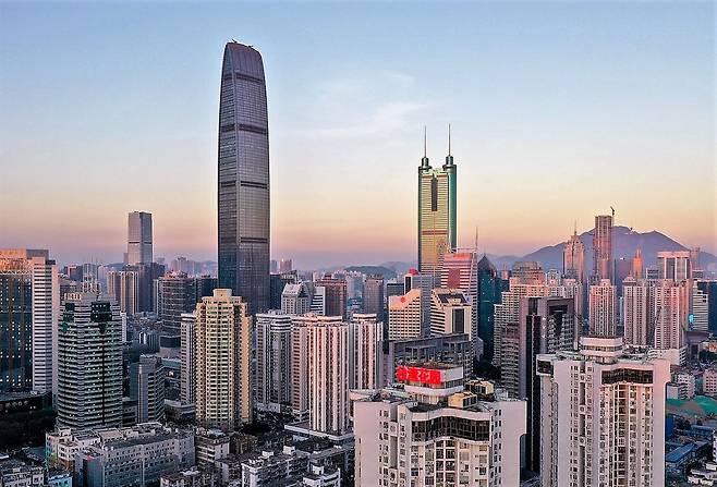 중국 선전 경제특구는 낮은 법인세율 등 많은 유인책으로 해외 기술기업들을 끌어들여  중국 기술 수준을 세계적으로 끌어올리는데 큰 기여를 했다. 사진은 선전 시내 모습./찰리 퐁(2021년 2월 7일, 위키피디아)