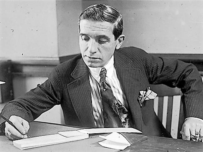 한국 정치인들이 빚을 내서 자신의 공약을 실행하면서 미래 세대에게 큰 부담을 안겨주는 폰지 사기를 치고 있다고 재정 전문가들은 지적한다. 사진은 폰지 사기의 원조인 이탈리아 출신 사업가 찰스 폰지가 1920년에 미국 보스턴의 사무실에서 일하고 있는 모습./보스턴 도서관