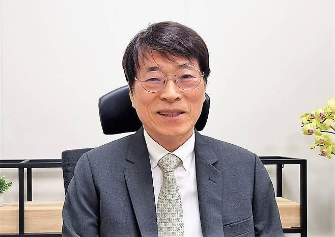 최선집 월드클래스기업협회 고문이 지난 3월 29일 인터뷰에서 법인세가 경제에 미치는 영향에 대해 설명하고 있다./김기훈