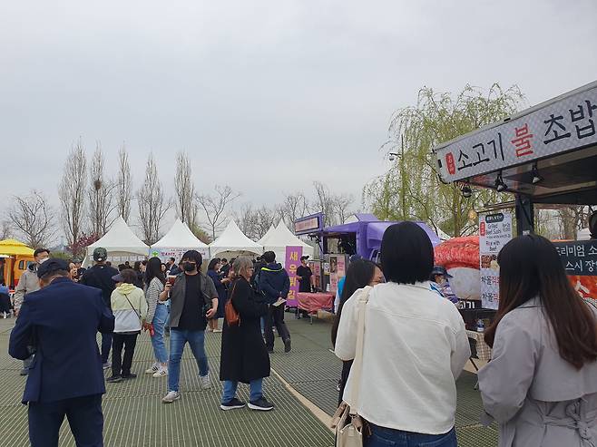 4일 서울 여의도 일대에서 열린 영등포 여의도 봄꽃축제에서 사람들이 푸드트럭 앞에 서있다./홍아름 기자