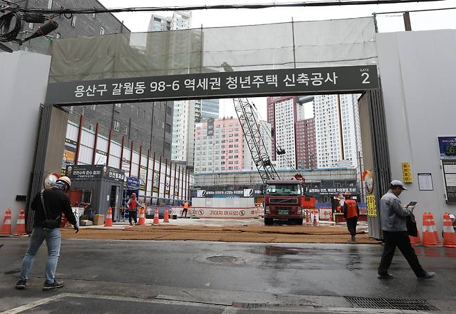 4일 서울 용산구 갈월동에 건설 중인 역세권 청년주택 건설현장. / 뉴스1