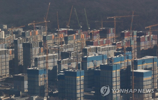 서울 강동구 둔촌동 올림픽파크 포레온 공사 현장 모습. 사진 연합뉴스