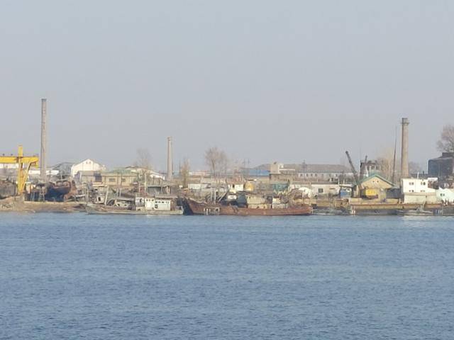 중국 랴오닝성의 북중 접경 도시 단둥 시내에서 바라본 압록강. 압록강 너머에 북한 평안북도 신의주의 한 선착장에 낡은 보트들이 정박해 있다. 단둥=조영빈 특파원
