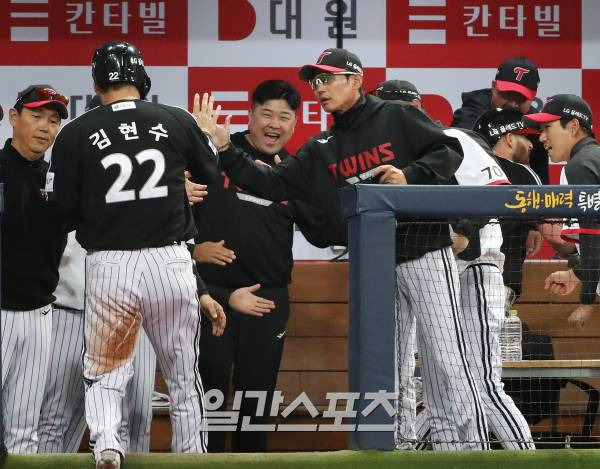 2023 KBO 프로야구 키움 히어로즈와 LG 트윈스의 경기가 4일 오후 서울 고척스카이돔에서 열렸다. 4회초 무사 2,3루 오지환의 적시타 때 득점한 김현수를 염경엽 감독이 맞이하고 있다. 고척=김민규 기자