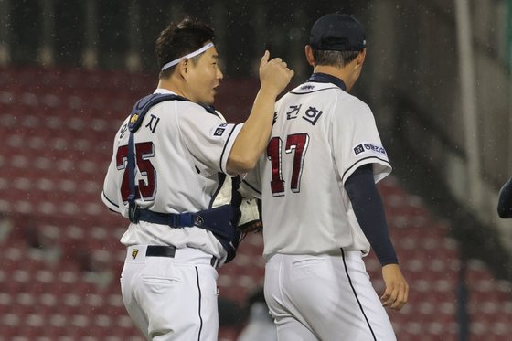 두산 양의지(왼쪽)가 4일 서울 잠실구장에서 열린 NC전을 1-0으로 이끈 뒤 홍건희를 격려하고 있다. 연합뉴스