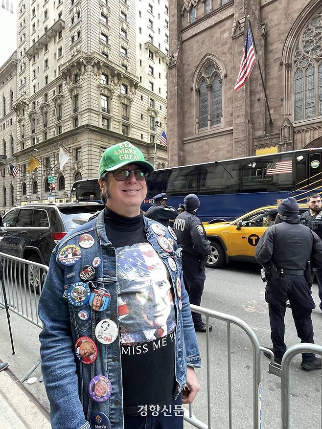 3일(현지시간) 뉴욕 맨해튼 트럼프타워 주변에서 만난 트럼프 지지자 에드워드 영이 포즈를 취하고 있다. 뉴욕/김유진특파원