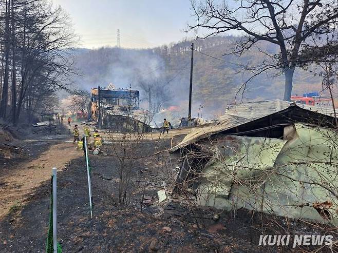 2일 화재 최초 신고지(대전 서구 산직동 산16-3) 인근 민가, 가옥과 축사 등이 무너졌지만 인명피해는 발생하지 않았다. 사진=명정삼 기자.