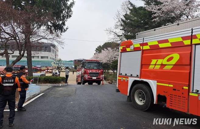 전국에서 지원 나온 소방차량이 4일 오후 5시경 대전 산불 '주불 완전 진화'에 따라 각 지역으로 이동하고 있다. 사진=명정삼 기자. 