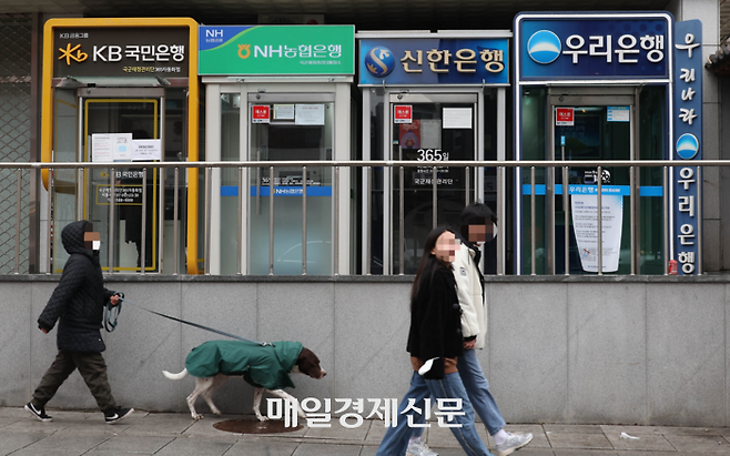 용산구 이태원동 경리단길에 모여있는 각 은행 현금 지급기 [이충우 기자]