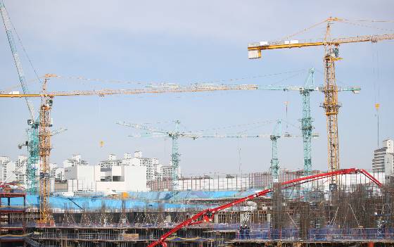 지난 3개월간 연속 오름세를 보이던 건설기업 경기실사지수(CBSI)가 지난달 6포인트(p) 이상 떨어지며 다시금 하락세로 돌아섰다. 한국건설산업연구원(이하 '건산연')은 지난달 CBSI가 전월 대비 6.2포인트 하락한 72.2를 기록했다고 밝혔다. 주택과 토목 분야 수주에서 저조한 성적표를 받아들어 건설경기에 영향을 미친 것으로 풀이된다./사진=뉴시스