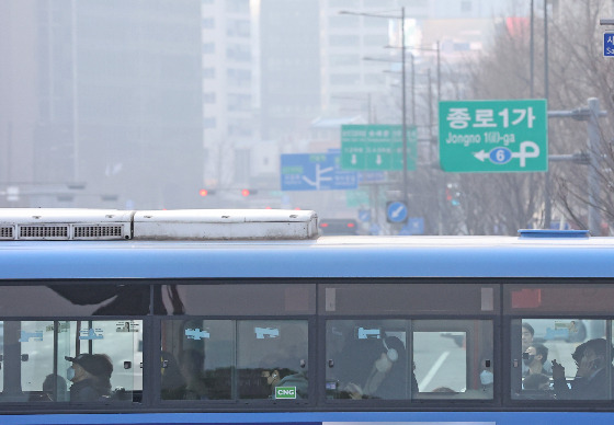 4일 국토교통부 대도시권광역교통위원회는 지난해 7월 이후 발표한 '광역버스 입석대책' 시행 이후에도 일부 노선에서 만석으로 인한 무정차 통과나 장기간 대기 등 승객 불편이 이어지자 혼잡노선을 중심으로 한 집중관리에 나선다고 밝혔다. 기점 정류소 아닌 중간 정류소부터 버스가 출발하는 '중간배차' 방식을 지난해 9월 도입한 데 이어 지방자치단체, 운수업체와 공동으로 '릴레이 회의'를 진행하고 있다./사진=뉴스1