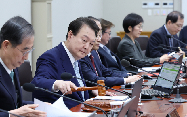 “농업 경쟁력을 위해”... 윤석열 대통령이 4일 오전 서울 용산 대통령실 청사에서 더불어민주당이 강행 처리한 양곡관리법 개정안에 대해 재의요구권(거부권)을 행사하는 국무회의를 개의하기 위해 의사봉을 두드리고 있다.  연합뉴스