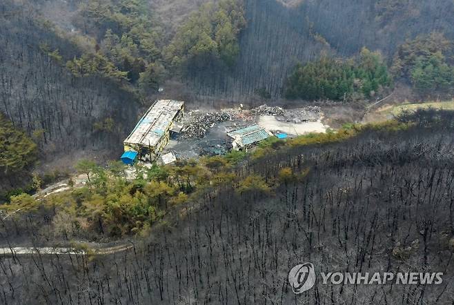 4일 전남 함평에 연이틀 이어진 산불로 신광면에 위치한 한 공장이 산불에 전소돼 있다.[연합]