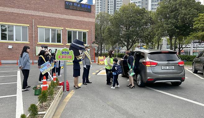 [광주=뉴시스] 변재훈 기자 = 광주 북부경찰서는 4일 광주교육대학교 부설초등학교 일대에서 등굣길 어린이 교통안전 홍보활동을 벌였다.(사진=광주 북부경찰 제공) 2023.04.04. photo@newsis.com *재판매 및 DB 금지