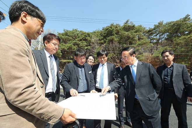 투자검토차 임실군을 방문한 하림그룹 실무단에게 심민 임실군수(오른쪽 두번째)가 직접 나서 투자여건을 설명하고 있다. *재판매 및 DB 금지