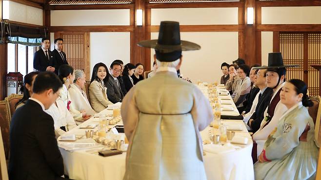 [서울=뉴시스] 윤석열 대통령 부인 김건희 여사가 4일 청와대 상춘재에서 국가무형문화재 전통공연·예술 분야 전승자 오찬을 하고 있다. (사진=대통령실 제공) 2023.04.04. photo@newsis.com *재판매 및 DB 금지