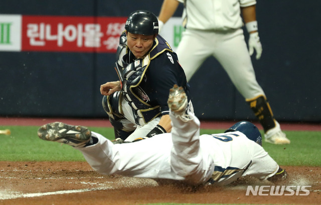 [서울=뉴시스] 이윤청 기자 = 18일 오후 서울 구로구 고척스카이돔에서 열린 2020 KBO 한국시리즈 2차전 NC 다이노스와 두산 베어스의 경기, 4회말 1사 2,3루 NC 양의지가 알테어의 우익수 플라이 때 홈으로 파고들다 두산 포수 박세혁에게 태그아웃 당하고 있다. 2020.11.18. radiohead@newsis.com