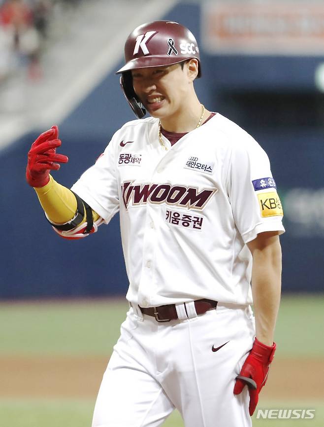 [서울=뉴시스] 정병혁 기자 = 4일 오후 서울 구로구 고척스카이돔에서 열린 2022 KBO 한국시리즈 3차전 SSG 랜더스와 키움히어로즈의 경기, 7회말 1사 주자 없는 상황 키움 송성문이 안타를 친 뒤 기뻐하고 있다. 2022.11.04. jhope@newsis.com