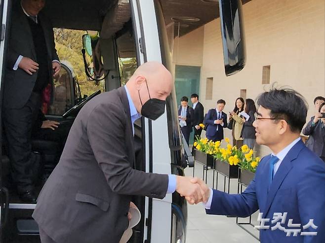 2030세계박람회 현장 실사를 위해 부산을 찾은 BIE 실사단이 첫일정으로 을숙도 생태공원 낙동강하구에코센터에 도착해 파트릭 슈페히트 단장이 이성권 부산시 부시장과 인사하고 있다. 정혜린 기자