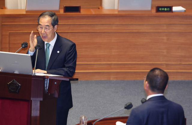 ▲한덕수 국무총리가 4일 국회에서 열린 경제에 관한 대정부질문에서 더불어민주당 신정훈 의원의 양곡관리법에 대한 질문에 대해 논쟁을 벌이고 있다. ⓒ연합뉴스