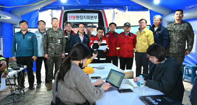 ▲전형식 충남도 정무부지사(가운데)가 홍성군 서부면 중리에 위치한 산불현장통합지휘본부에서 주불 진화 완료를 발표하고 있다   ⓒ충남도