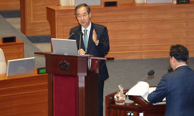 한덕수 국무총리가 4일 여의도 국회에서 열린 경제분야 대정부질문에 출석해 의원들의 질의에 답변하고 있다. 서상배 선임기자