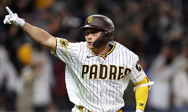 SAN DIEGO, CALIFORNIA - APRIL 03: Ha-Seong Kim #7 of the San Diego Padres reacts after hitting a walk-off homerun during the ninthi nning of a game against the Arizona Diamondbacks at PETCO Park on April 03, 2023 in San Diego, California. Sean M. Haffey/Getty Images/AFP (Photo by Sean M. Haffey / GETTY IMAGES NORTH AMERICA / Getty Images via AFP)/2023-04-04 13:32:07/ <저작권자 ⓒ 1980-2023 ㈜연합뉴스. 무단 전재 재배포 금지.>