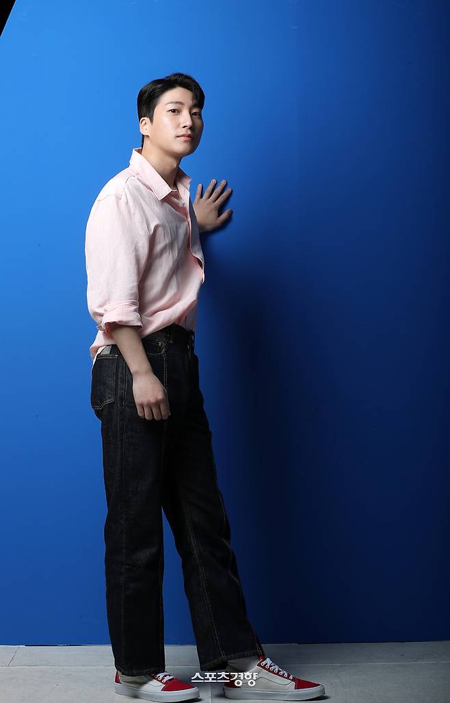 KBS1 드라마 ‘내 눈에 콩깍지’ 에 출연한 배우 정수환이 ‘스포츠경향’과 인터뷰에 앞서 포즈를 취하고 있다.  사진 정지윤 선임기자