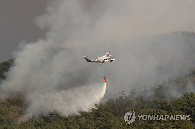 함평서 산불 '2단계' 대응 (함평=연합뉴스) 정회성 기자 = 3일 오후 전남 함평군 대동면 연암리 한 야산에서 불이 나 산불 진화 헬기가 물을 뿌리고 있다.
    산림 당국은 산불 2단계를 발령해 대응하고 있다. 2023.4.3 hs@yna.co.kr