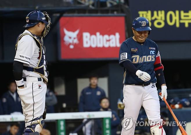 2019년 4월 5일 서로를 보며 씩 웃는 당시 NC 양의지와 두산 박세혁 [연합뉴스 자료사진]