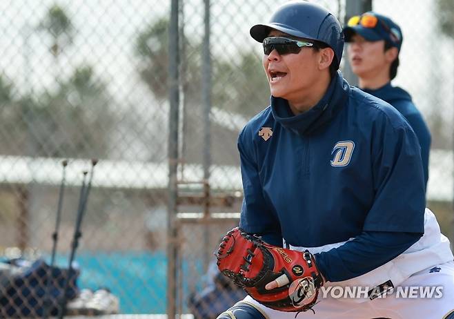 '파이팅' 넘치는 박세혁 (투손[미국 애리조나주]=연합뉴스) 홍해인 기자 = 프로야구 NC 다이노스 포수 박세혁이 17일(현지시간) 미국 애리조나주 투손의 스프링캠프지인 하이 코벳 필드 보조 구장에서 수비 훈련을 하고 있다. 2023.2.18 hihong@yna.co.kr