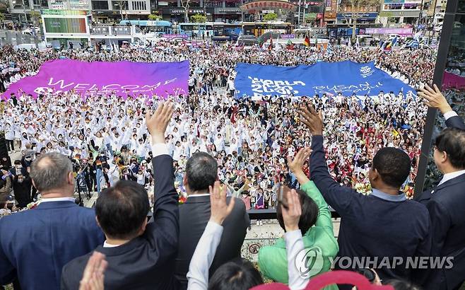 부산시민에 손 흔드는 BIE 실사단 (부산=연합뉴스) 손형주 기자 = 국제박람회기구(BIE) 실사단이 4일 오전 2030세계박람회 개최 후보지인 부산 부산역에 도착해 부산시민 환영행사를 지켜보며 손을 흔들고 있다. 2023.4.4 [공동취재] handbrother@yna.co.kr