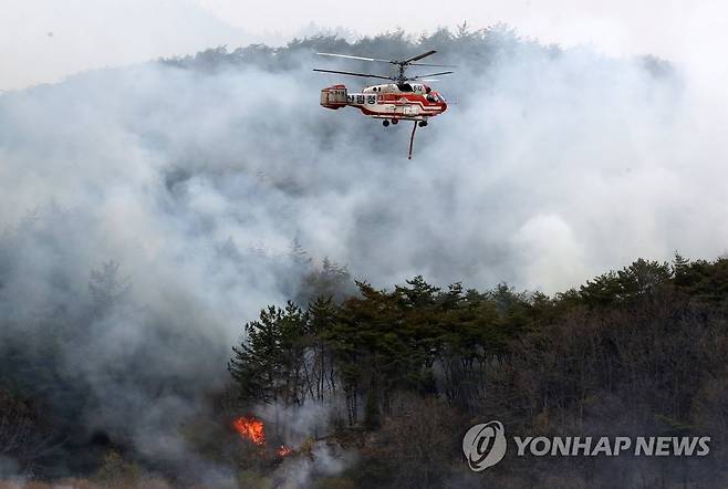 산불 진화하는 산림청 헬기 (함평=연합뉴스) 조남수 기자 = 4일 오전 전남 함평군 대동면 연암리 대동저수지 인근 야산에서 산림청 소속 헬기가 진화 작업하고 있다. 2023.4.4 iso64@yna.co.kr