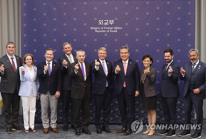 외교장관-미 하원 외무위원장 만찬 기념사진 (서울=연합뉴스) 신준희 기자 = 박진 외교장관과 마이클 맥콜 미 하원 외무위원장(박 장관 왼쪽) 등 위원회 의원들이 4일 외교부 청사에서 만찬 전 기념촬영을 하고 있다. 2023.4.4 hama@yna.co.kr