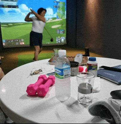 전두환 씨 손자 우원 씨가 공개한 할머니 이순자 씨의 서울 서대문구 연희동 자택 내 스크린 골프