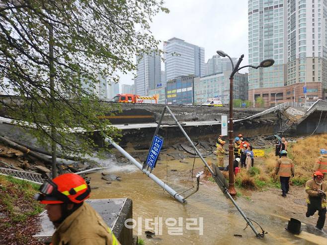 5일 교량 일부가 무너져 2명의 사상자가 발생한 성남시 분당구 정자교 사고현장.(사진=경기도소방재난본부)