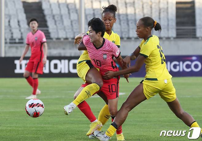 3일 오후 경기 화성시 화성종합경기타운 주경기장에서 열린 대한민국 여자축구 대표팀 친선전 대한민국과 자메이카의 경기에서 지소연이 돌파를 하고 있다. 2022.9.3/뉴스1 ⓒ News1 김영운 기자